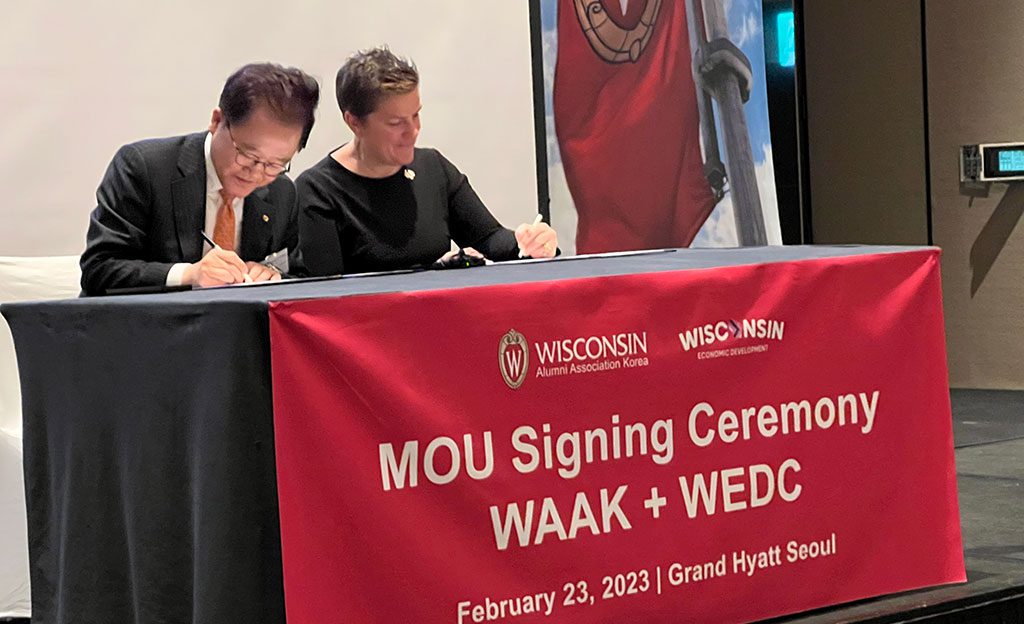 Missy Hughes, secretary and CEO of WEDC signs a memorandum of understanding along with Seog-hoon Kang, president of the Wisconsin Alumni Association in Korea (WAAK).