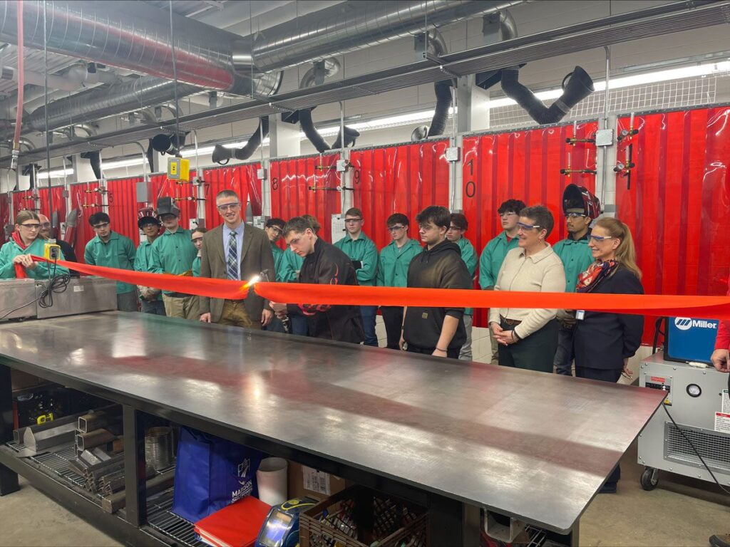 image of ribbon cutting at Sauk Prairie high school's advanced manufacturing lab