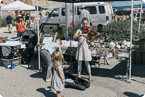 Image of girl playing violin at Veroqua farmers market.