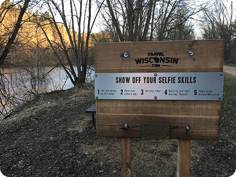 Selfie sign along a trail.