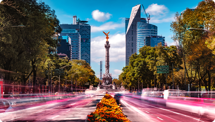 Image of a boulevard in Mexico City.