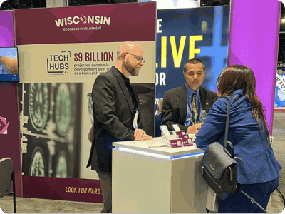 Ray French and Fanfu Li having a conversation with a woman at SelectUSA.
